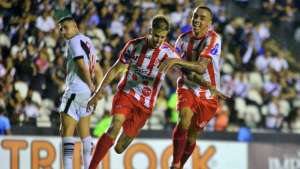 Vasco contrata volante de rival carioca e se aproxima de mais dois