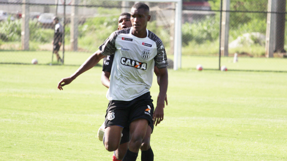 Corinthians vence disputa com Atlético-MG e contrata lateral da Ponte
