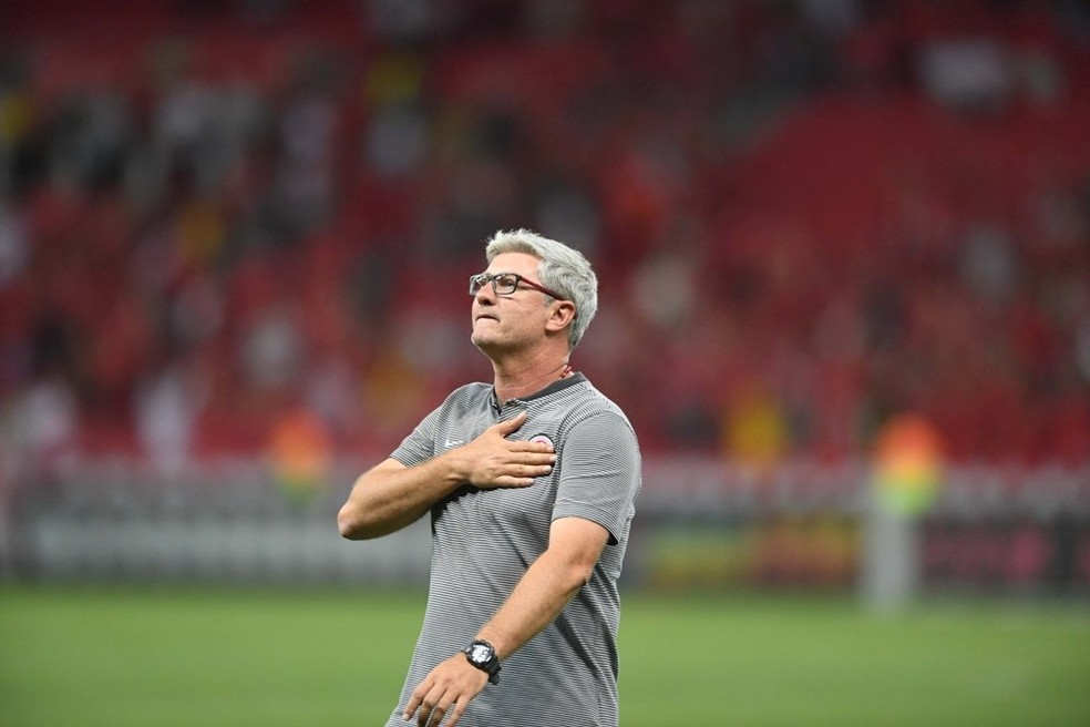 Técnico do Inter perde a cabeça, reclama de pênalti e pede medalha para arbitragem