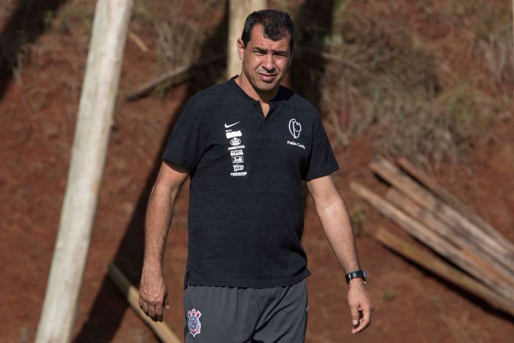 Recuado demais, Corinthians tem dificultado a vida de seus atacantes