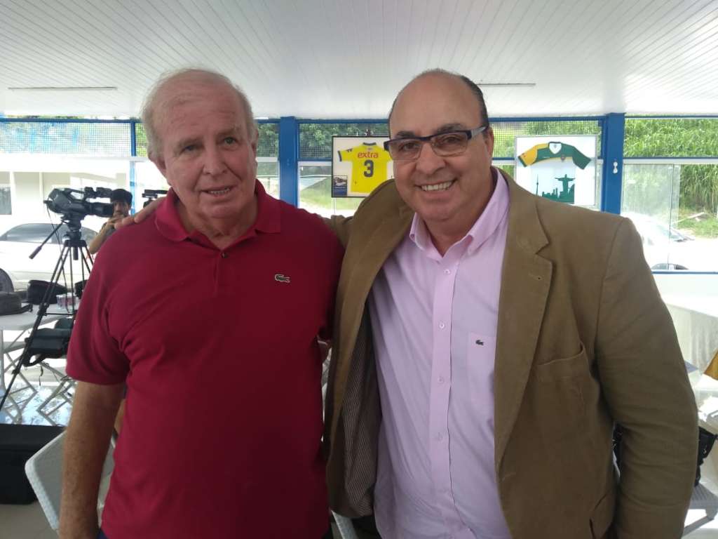 Mário Teixeira (à esquerda) garantiu que o meia Matheus Vargas vai seguir na Ponte Preta