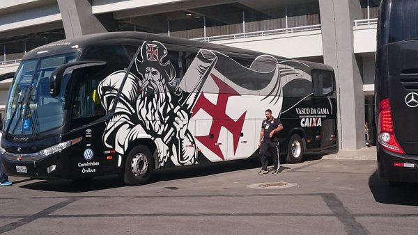 Ônibus do São Paulo é atacado com pedras antes de jogo pelo Campeonato  Brasileiro