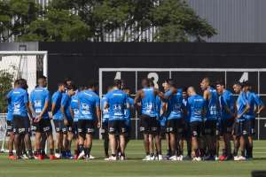 Após dirigir treino sem Henrique e Urso, Carille estuda opções para escalar Corinthians