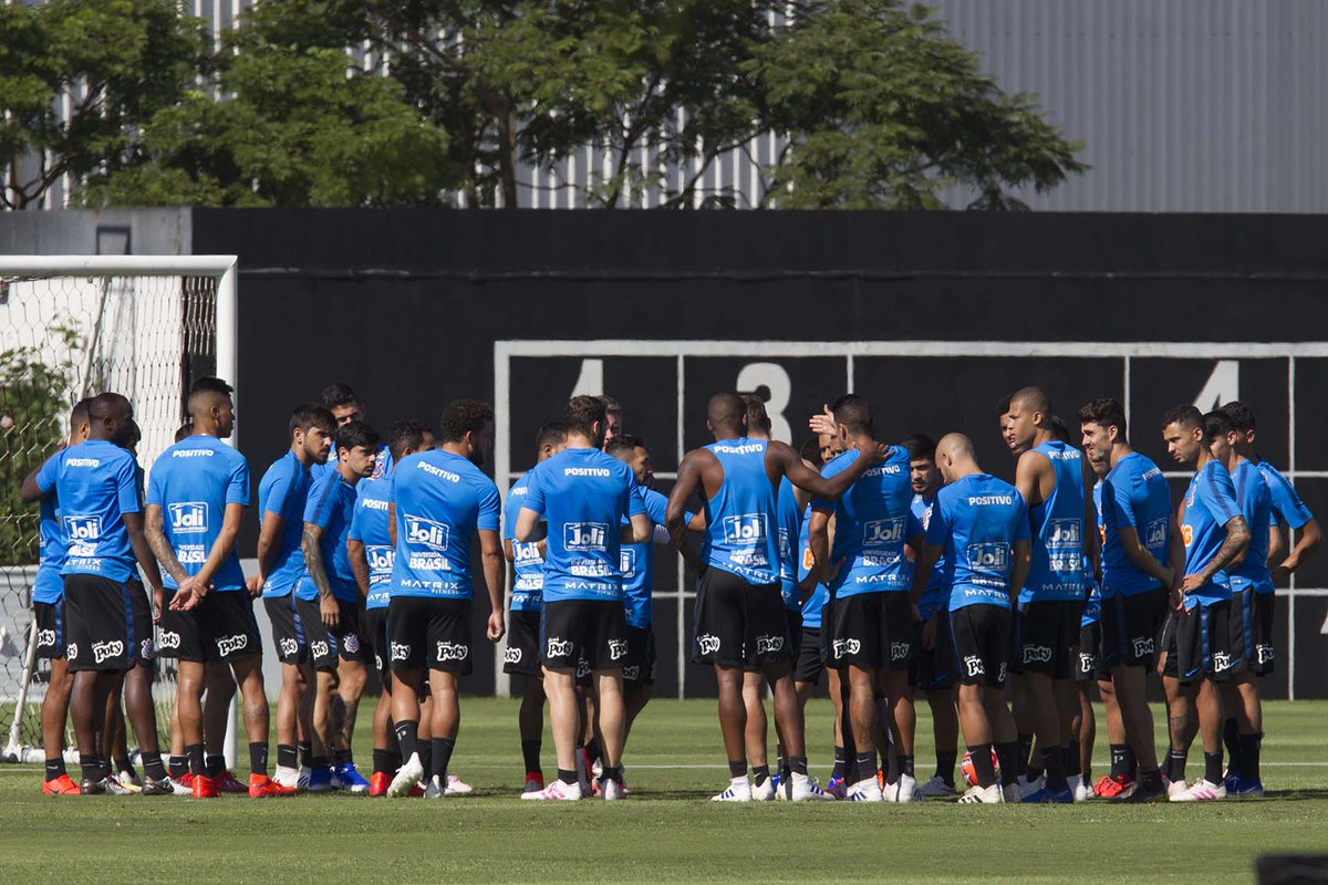 Após dirigir treino sem Henrique e Urso, Carille estuda opções para escalar Corinthians