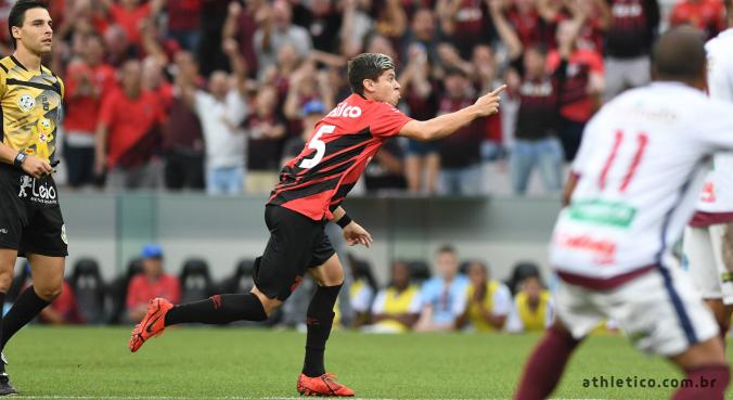 Khellvin cobra último pênalti e festeja. Foto: Miguel Locatelli - Oficial CAP