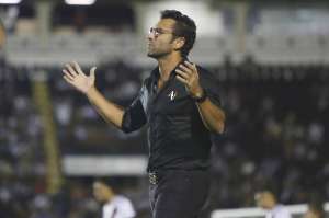 Vasco demite Alberto Valentim após perda de título para rival