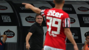 Paulistão: Cuca defende jogadores do São Paulo e nega desrespeito de atletas na premiação