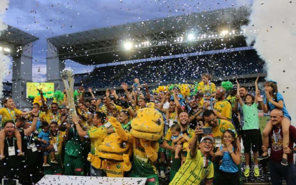 Jogadores do Cuiabá comemoram o título conquistado diante do Operário-VG (Foto: Ascom Cuiabá)