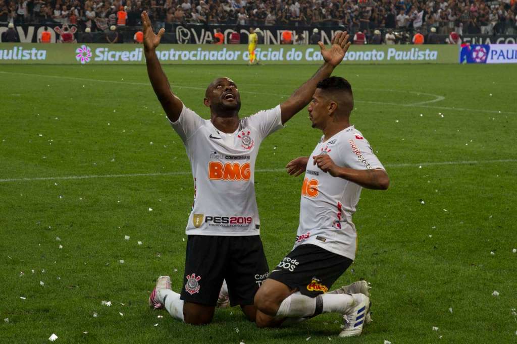 O atacante Vagner Love (à esquerda) quer se aposentar no Corinthians