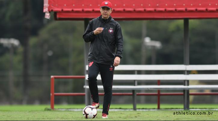 Tiago Nunes esquece 4 a 0 em casa e pede muita atenção ao Athletico-PR na Bolívia