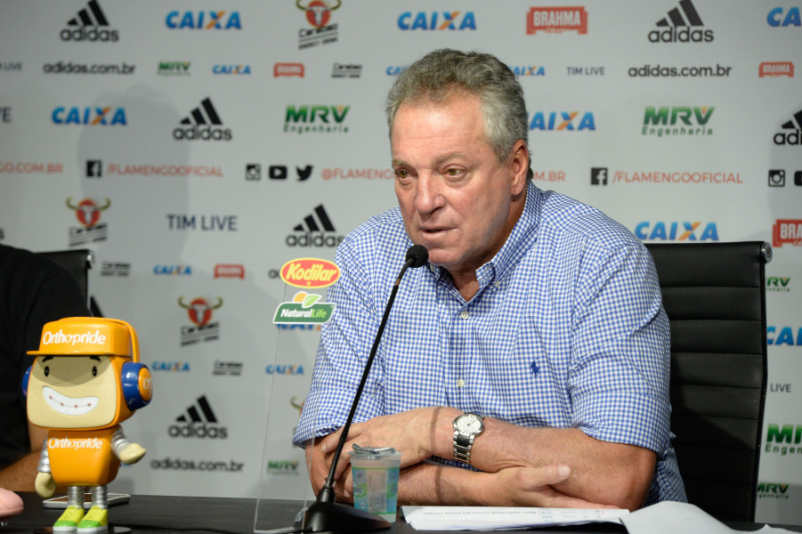 Abel Braga critica suspensão na Libertadores por atraso do Flamengo: ‘Sacanagem’