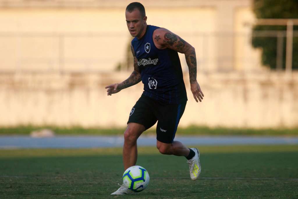 Ferrareis vê Botafogo fortalecido para o Brasileirão após período de treinos