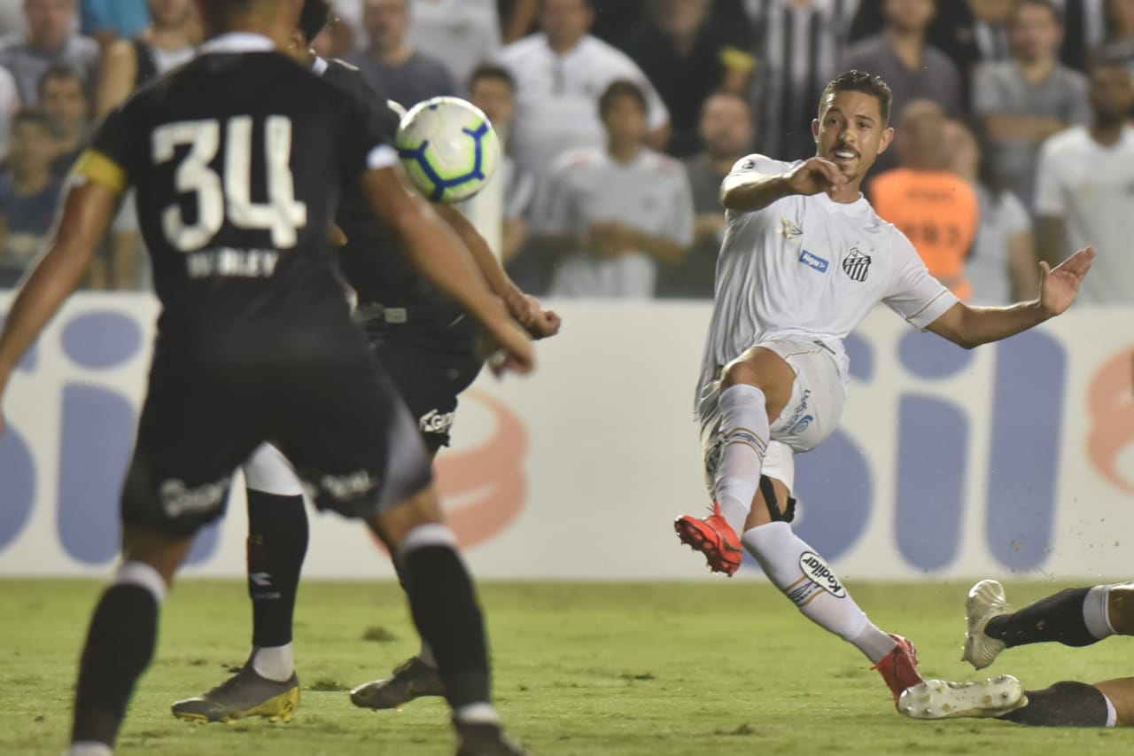 Em vantagem, Santos tenta confirmar classificação contra Vasco em crise no Rio