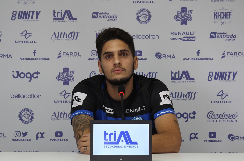 Tubarão faz 'troca-troca' com Sergipe e apresenta zagueiro para Série D