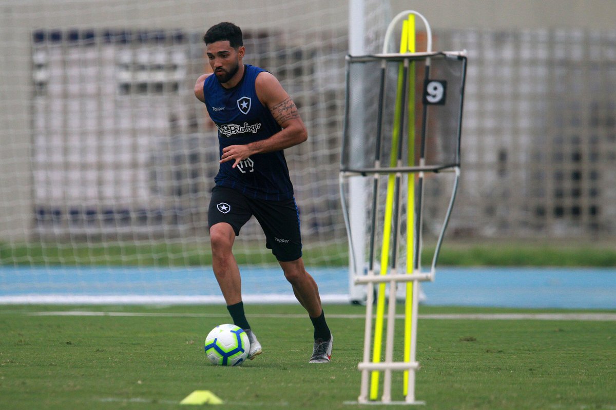 Torcedores do Botafogo se reúnem com jogadores, Barroca e dirigentes
