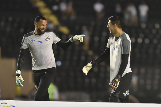 Everson admite ‘erros coletivos’ do Santos em derrota e celebra classificação