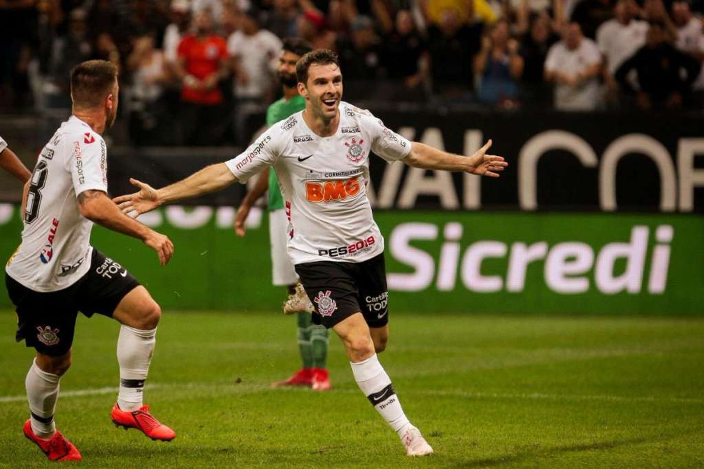 Corinthians supera a Chapecoense e se garante nas oitavas da Copa do Brasil