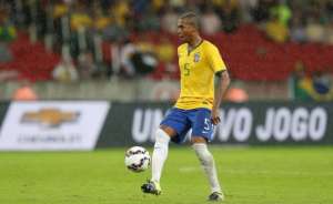 Neto pede volante do Corinthians na seleção e critica Fernandinho