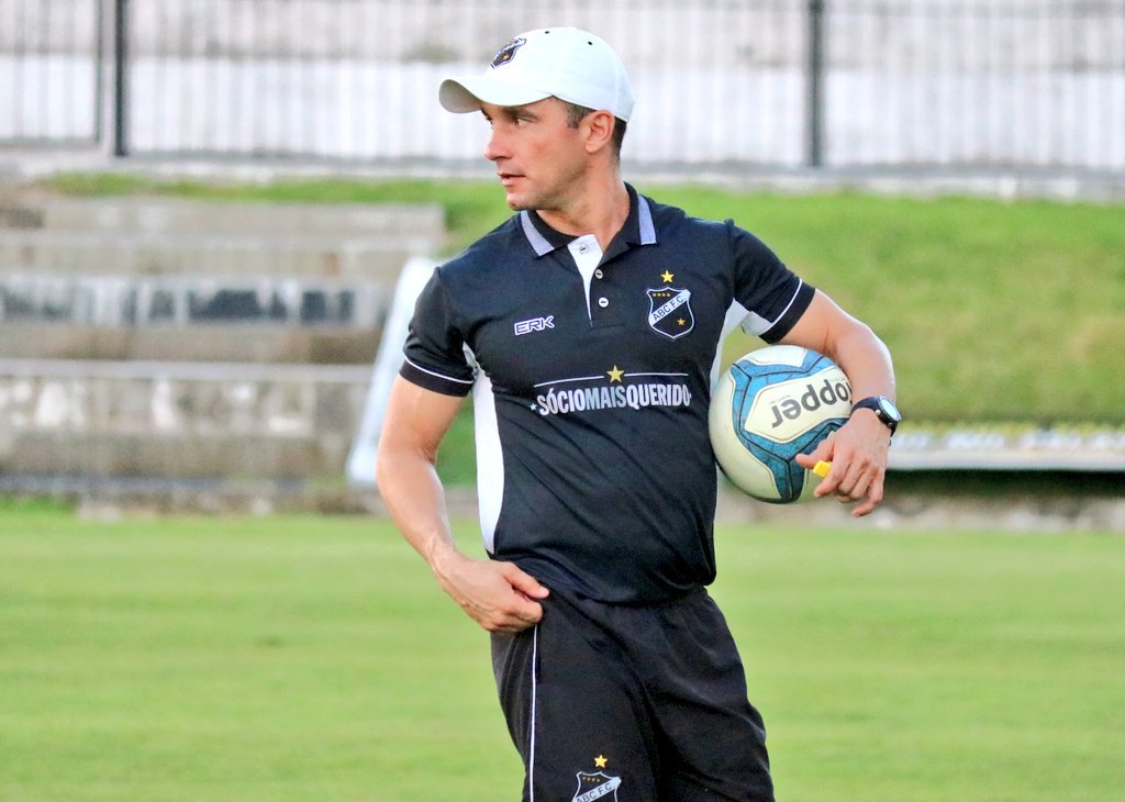 Série C: Torcida pede demissão, mas dirigente banca técnico no ABC