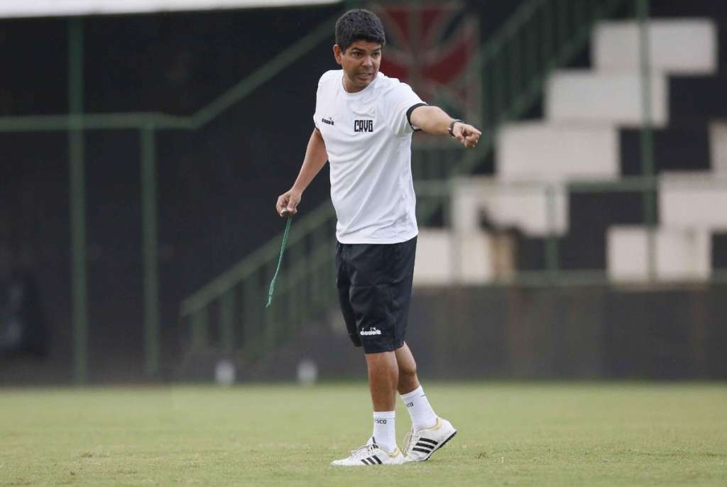 Atuação em queda contra Santos deixa interino entusiasmado para estreia do Vasco