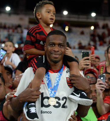 Juan com o filho e no meio da galera