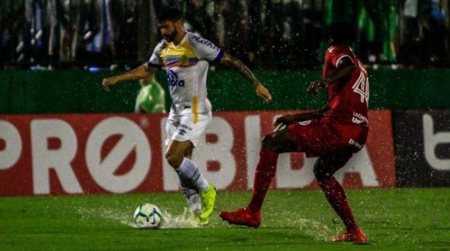 Everaldo marcou os dois gols da Chape neste sábado