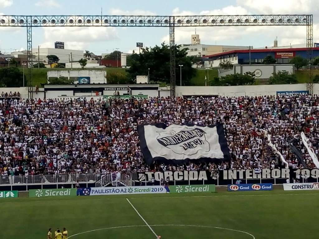 Torcedores da Inter de Limeira 'inovam' e assistem final em cima de circo (Foto: Pedrinho Sarti / Inter de Limeira)