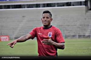 Enderson trava negociação entre Guarani e Vitor Feijão, atacante do Ceará