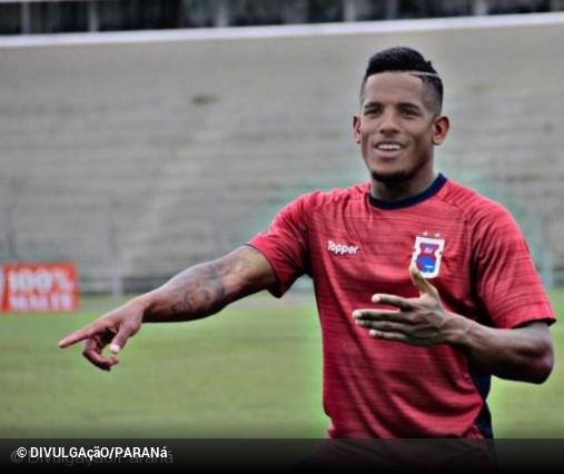 Enderson Moreira trava negociação entre Guarani e Vitor Feijão, atacante do Ceará