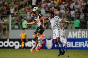 Geninho fica na bronca com gol anulado do Avaí, mas Betão defende o VAR
