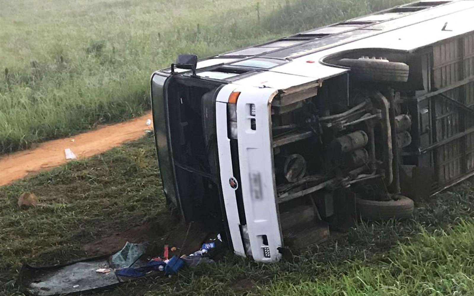 Ônibus com torcedores do Corinthians tomba na Bahia e deixa seis feridos