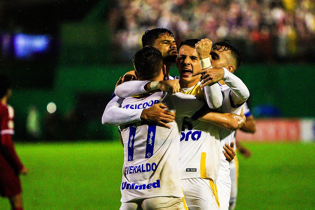 Ney Franco elogia atuação da Chapecoense na vitória diante do Inter