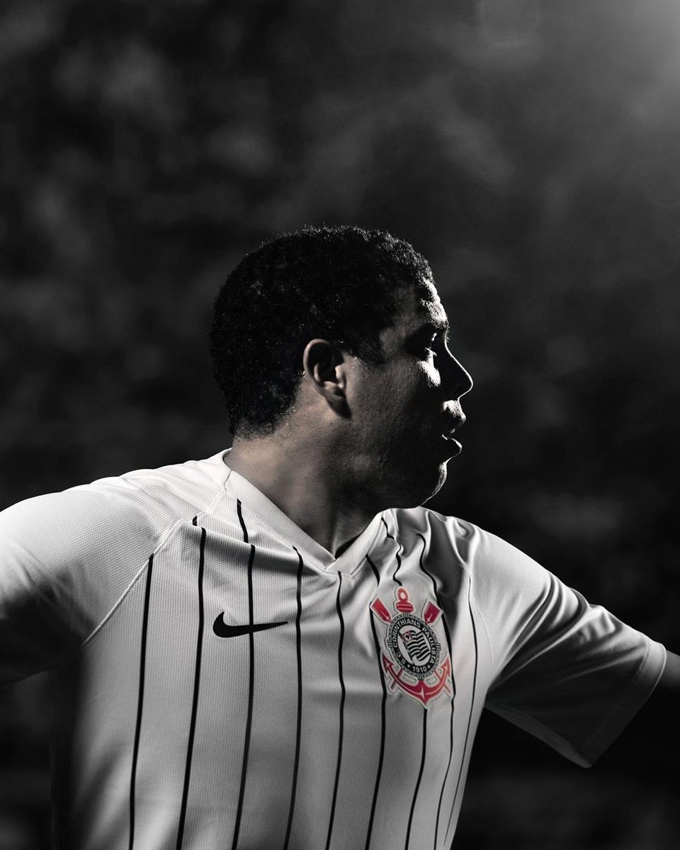 Ronaldo apresenta nova camisa do Corinthians e brinca: ‘Essa é um número maior’