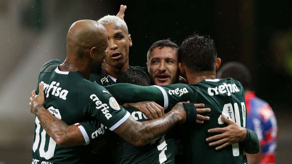 Jogadores do Palmeiras comemoram um dos quatro gols marcados na goleada