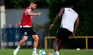 Após gol, Sasha festeja recomeço no Santos e admite mágoa com Sampaoli