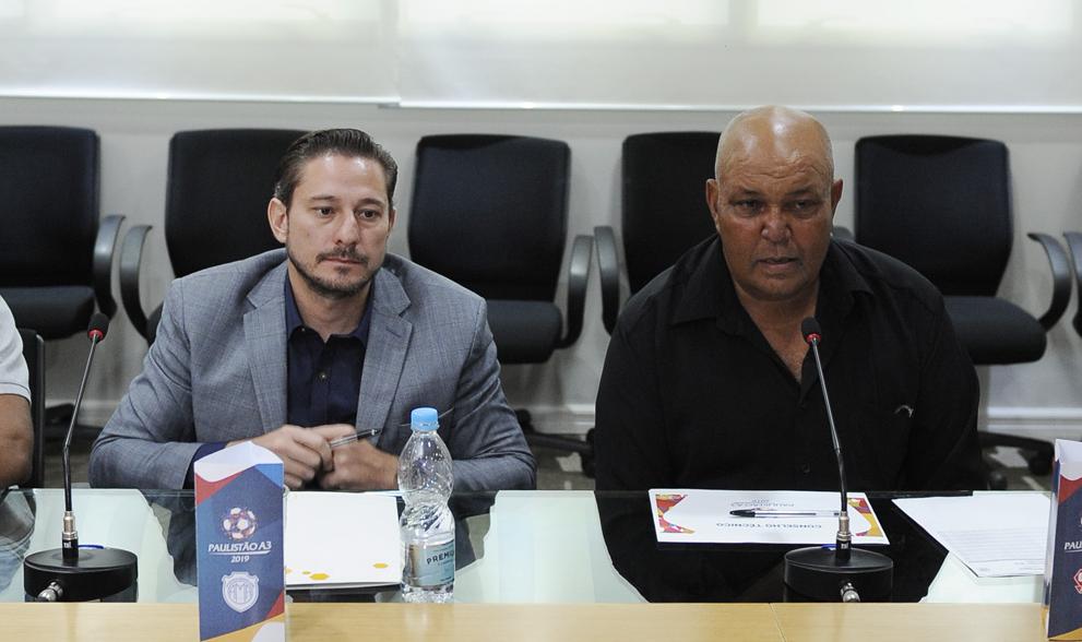 Eliseu de Oliveira, à direita, esteve no Conselho Técnico da final do Paulistão A3 neste segunda-feira (29), na sede da FPF