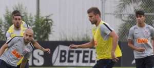 Henrique treina com bola e deve reforçar Corinthians contra Chapecoense