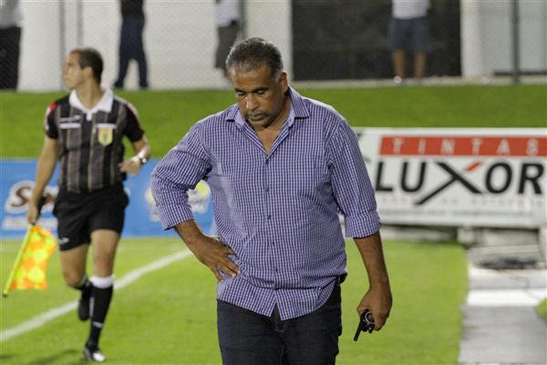 Só no FI: Técnico revoltado joga garrafa em jogador nas semi do Módulo II do Mineiro