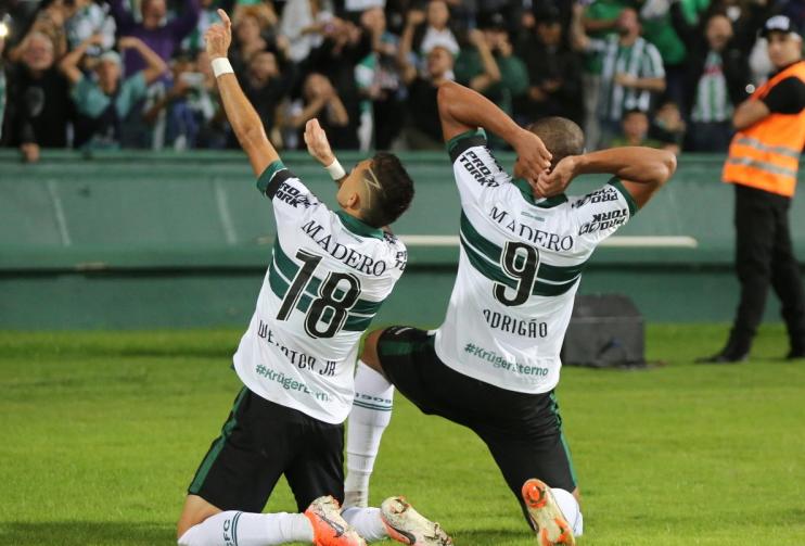 Rodrigão, à direita, brilhou na vitória do Coritiba - Divulgação/Coritiba