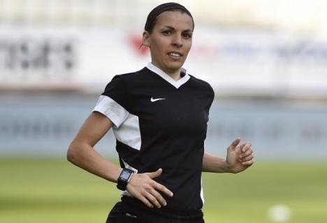 Francês: Stephanie Frappart se torna primeira mulher a apitar jogo da elite