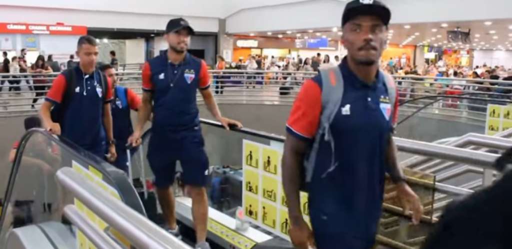 Delegação do Fortaleza teve problemas no embarque (Foto: TV Leão/Divulgação )