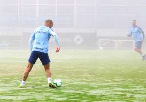 Grêmio madruga, treina sob nevoeiro e vai a Florianópolis com mistério na bagagem