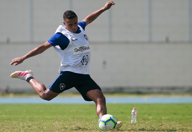 Atacante do Botafogo aposta em reação após derrota na estreia