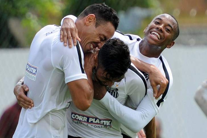 Vanderlei aumenta coro por retorno de experiente atacante ao Santos