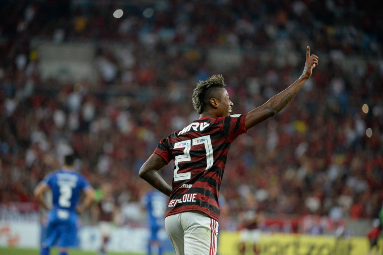 Desfalcado, Flamengo visita Inter no reencontro com Paolo Guerrero