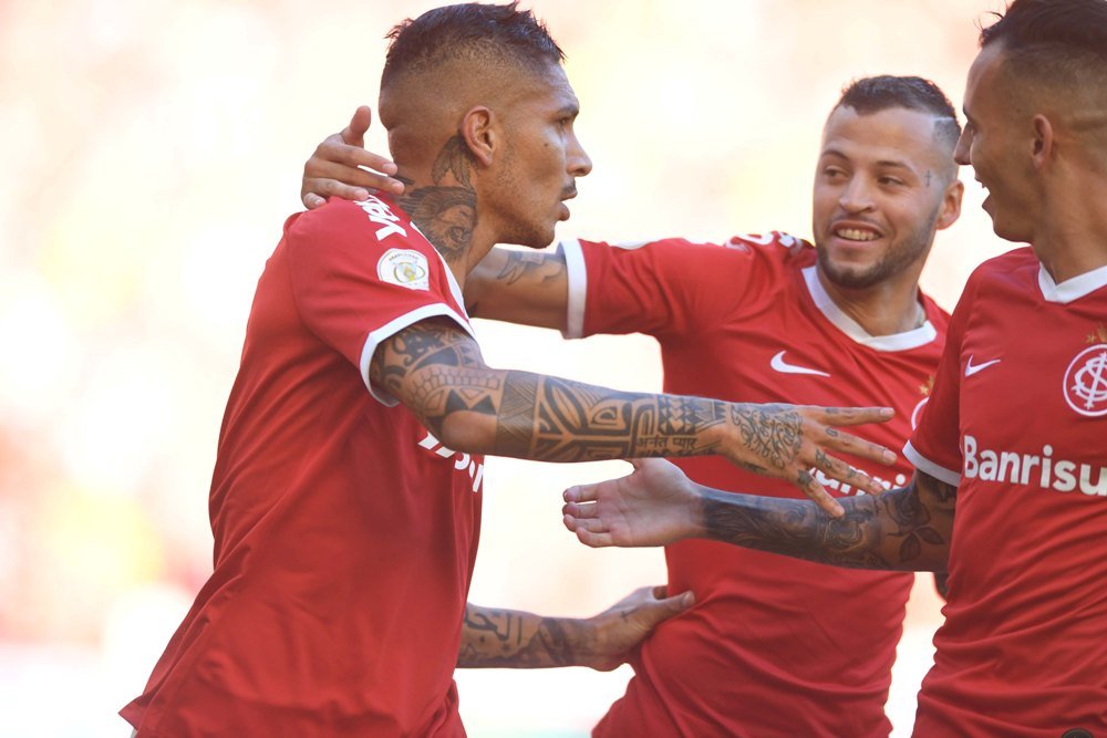Paolo Guerrero comemora com os companheiros o primeiro gol do Internacional (Foto: Ricardo Duarte/Internacional)