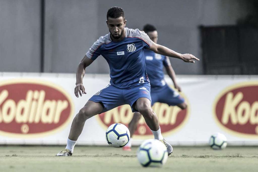 Santos fecha treino antes de jogo com Fluminense e encaminha renovação de Pituca