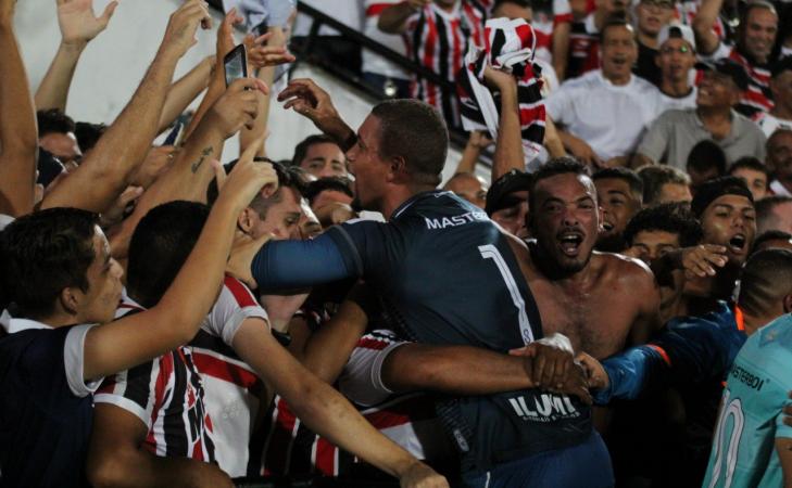 Anderson, goleiro titular do Santa Cruz, está na mira da Chapecoense