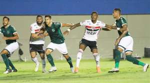 Claudinei Oliveira reclama do VAR e vê pênalti não marcado para o Goiás