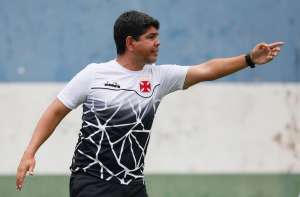 Valadares pede foco ao Vasco após início ruim: 'Temos de ter performance melhor'
